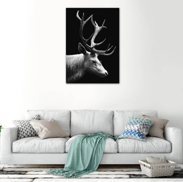 Zdjęcie jelenia na ścianie wygląda bardziej elegancko, niż poroże (sztuczne czy prawdziwe).