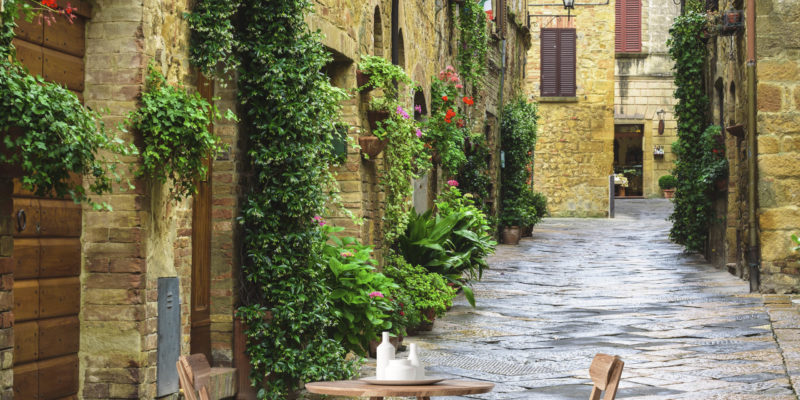Romantyczne wąskie uliczki zatopionego w zieleni miasteczka już nie będą po prostu marzeniem. Wybierz się na spacer bez wychodzenia z domu i pozwól swoim oczom odpocząć, podziwiając piękno Włoskiej prowincji.