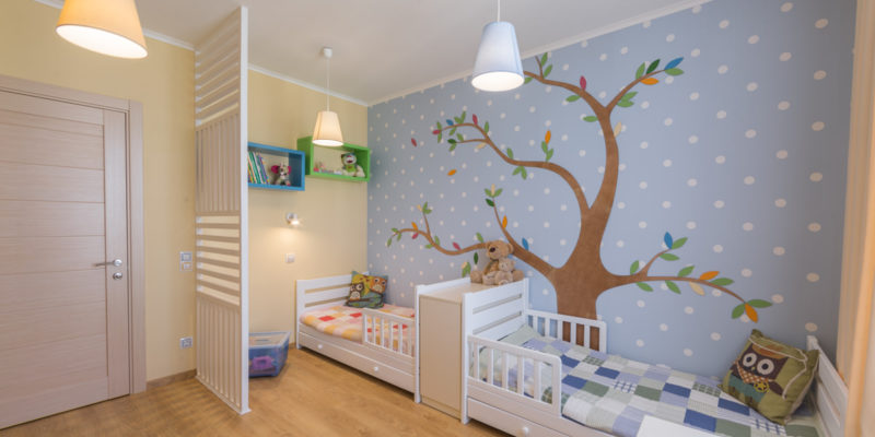 Ta fototapeta z bajkowym drzewem - to jeden z pięknych pomysłów na aranżację pokoju dla dwojga dzieci.